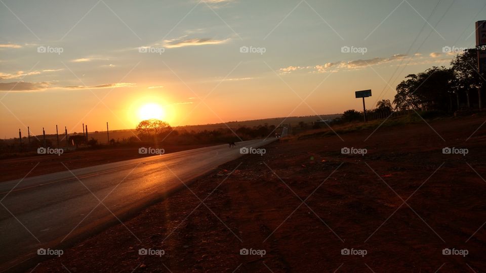 Imagens do sol se pondo.