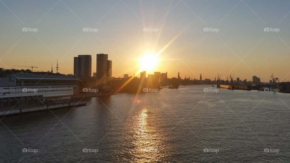 Sonnenaufgang über die Skyline von Hamburg