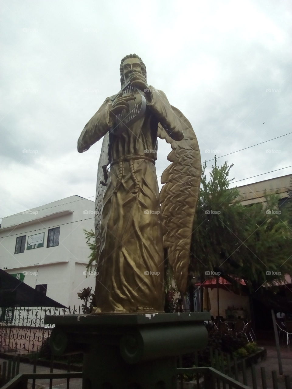 Estatua de ángel con arpa en Carmen de Apícala.