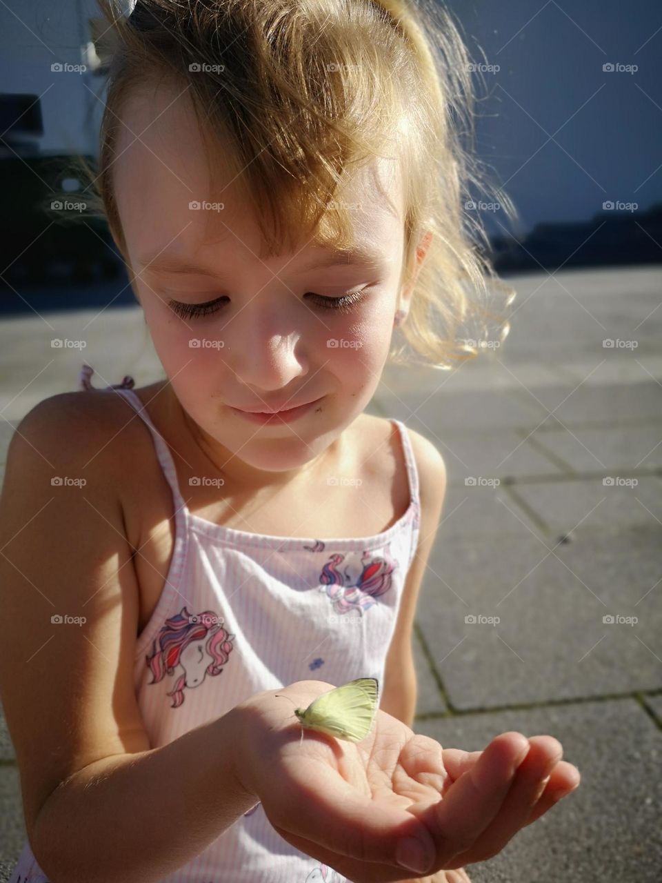 Tochter hat Schmetterling gerettet