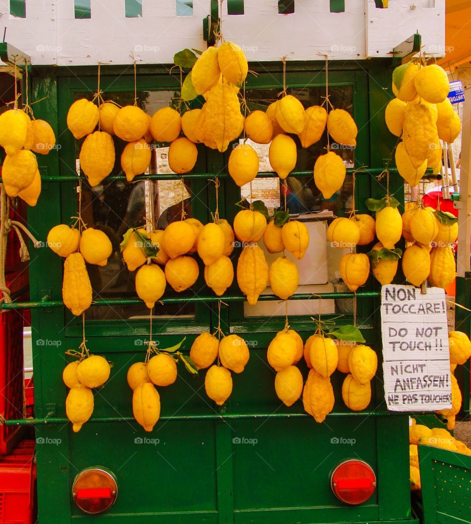 Lemon stand. Lemons in Italy