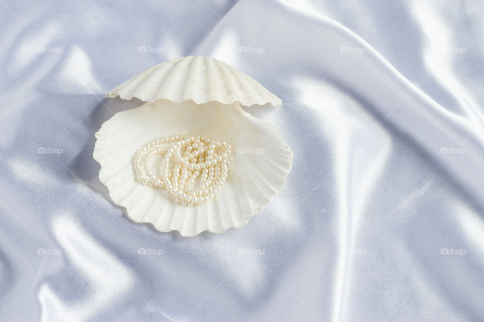 White pearl Garland in pearlshell.