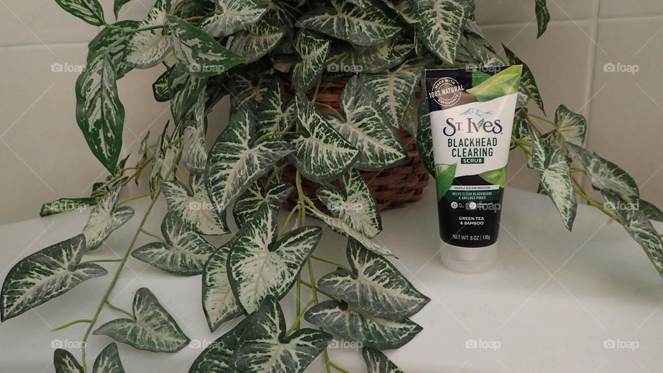 Beauty products I love St. Ives exfoliant white black green leaves plant on garden tub