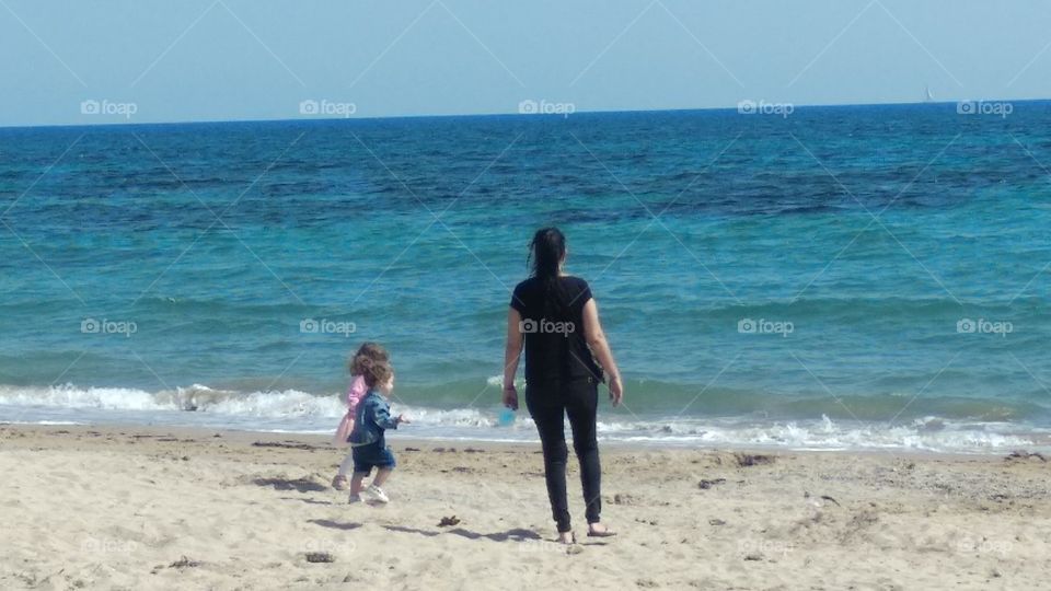En la playa con su hija