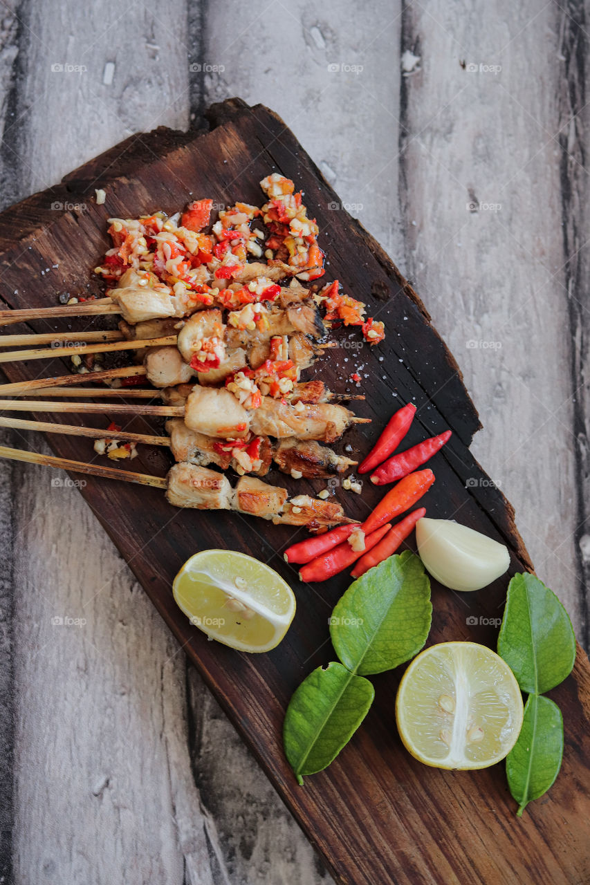 Taichan satay is a satay variant that contains grilled chicken meat without sprinkling with peanut sauce or soy sauce like satay in general.