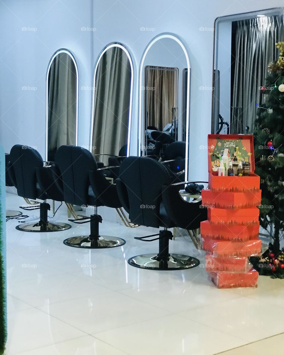 Well furnished beauty salon 