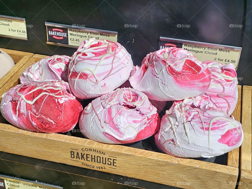 meringues with raspberries in Looe