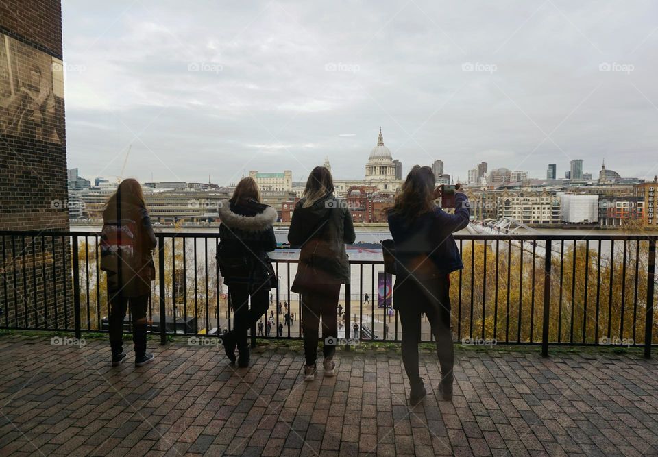 This shot was taken by me from inside a cafe … some young ladies were admiring the London view and taking photo’s 🇬🇧