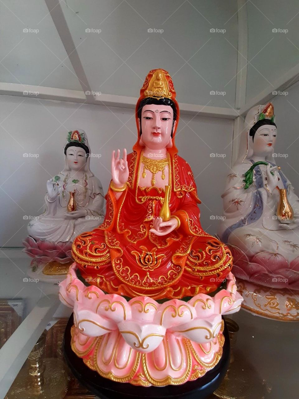 Quan Thế Âm Bồ Tát.