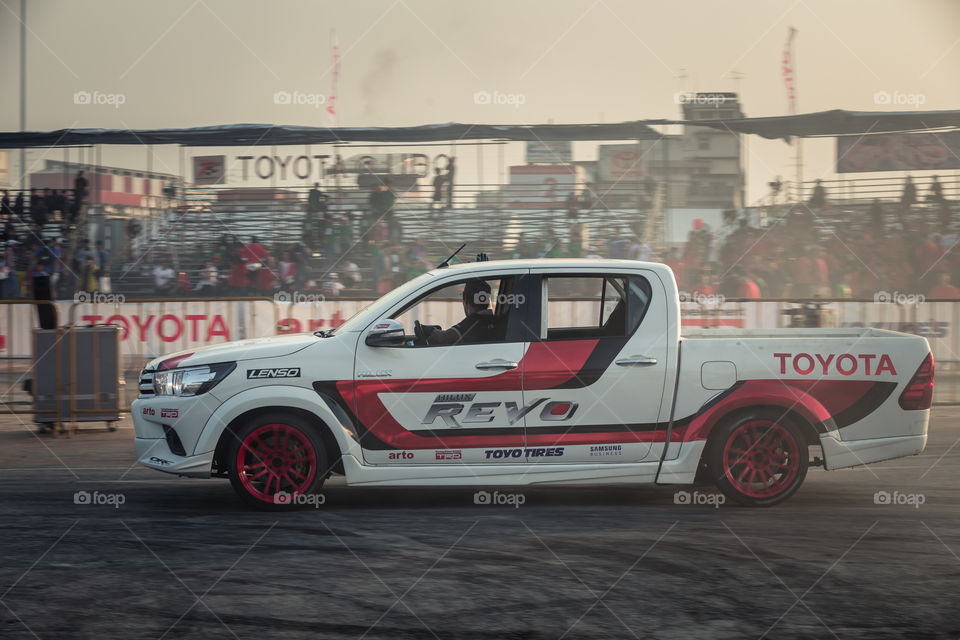 Toyota hilux revo drift show 