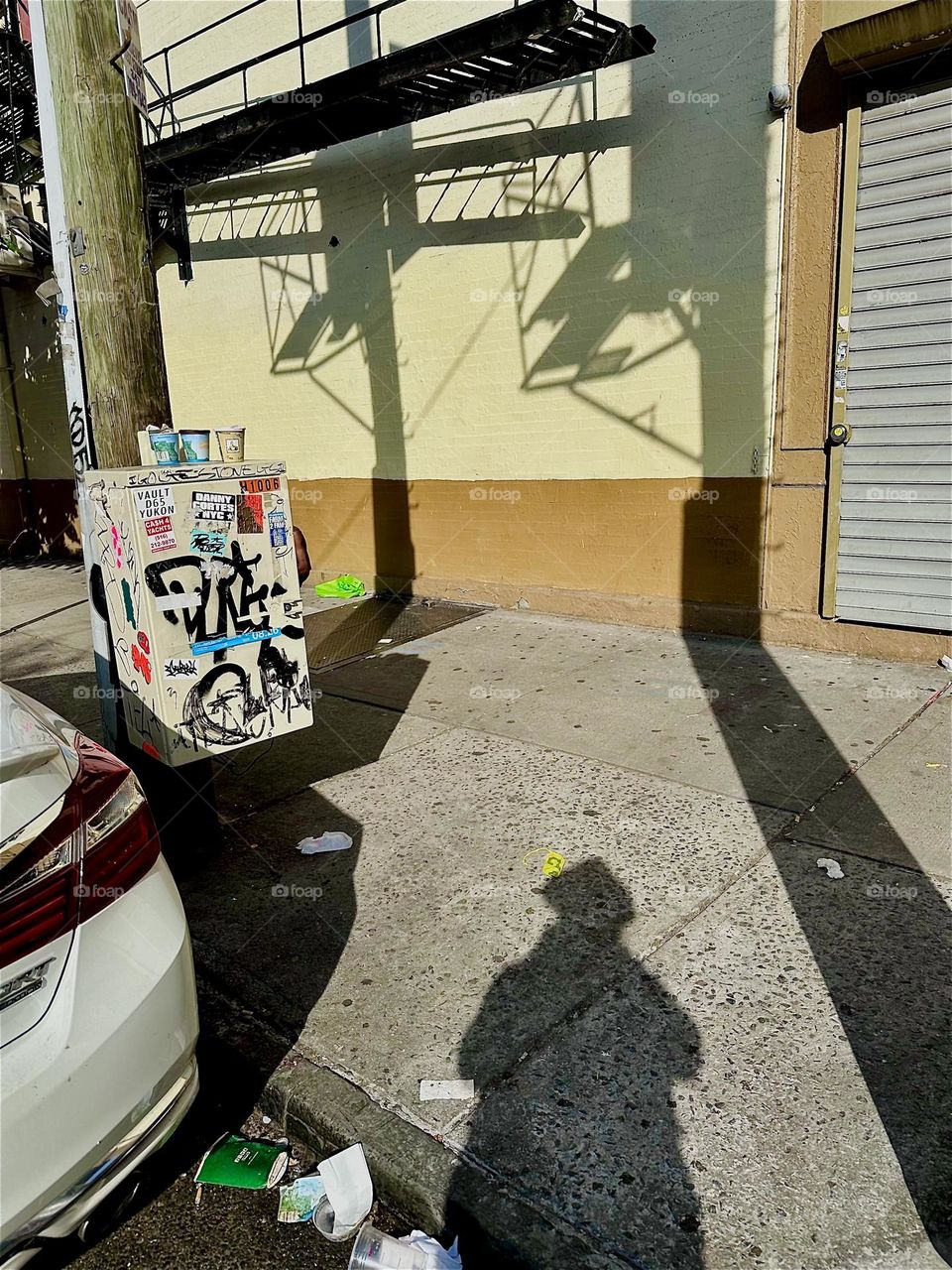 Sometimes shadows speak louder than the objects or people that cast them and interesting patterns are created as is the case here on „Jefferson St“ by „Myrtle Ave“ and „Broadway“ in „Bushwick“, Brooklyn. 2024. Hypnotic Productions