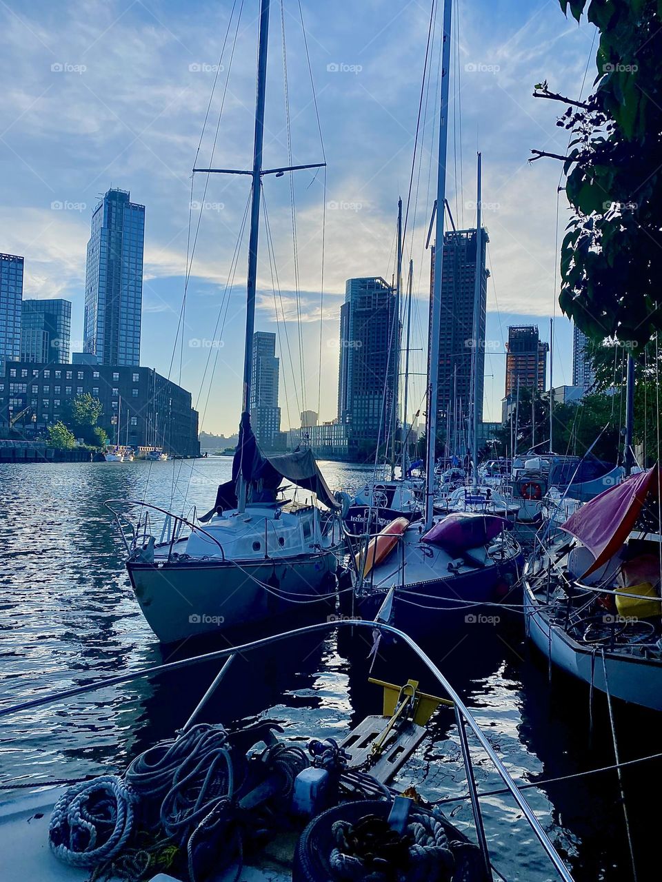 This is beautiful scenic and iconic „Newtown Creek“ by the „Pulaski Bridge“ in LIC, Queens with its various different kinds of boats from sailboats to houseboats that are all tied to the shore here. 2023. Hypnotic Productions