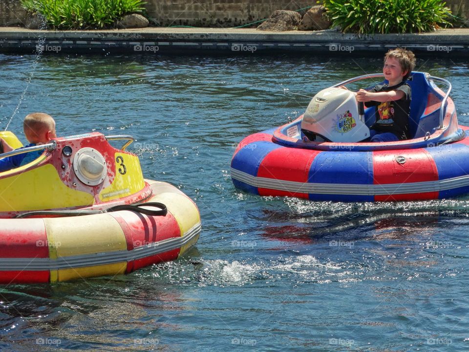 Water Fight In Carnival Boats
