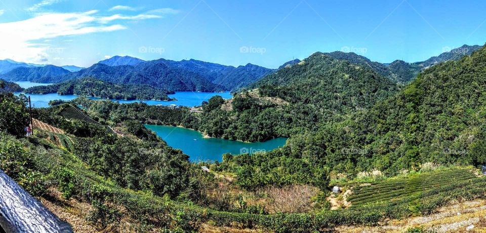 The landscape of reservoir, that lake color is emerald, trees are  very green, the air is fresh. it is relaxing to people.a good place to go for an outing.