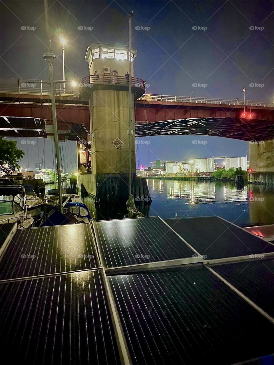 Another view of the „Pulaski Bridge“ at „Newtown Creek“ late at night on „July 4th, 2022“ after all the celebrations, fireworks, private parties on the big dock, the boats and also at the „BOXHOUSE Hotel“ had come to an end. Hypnotic Productions