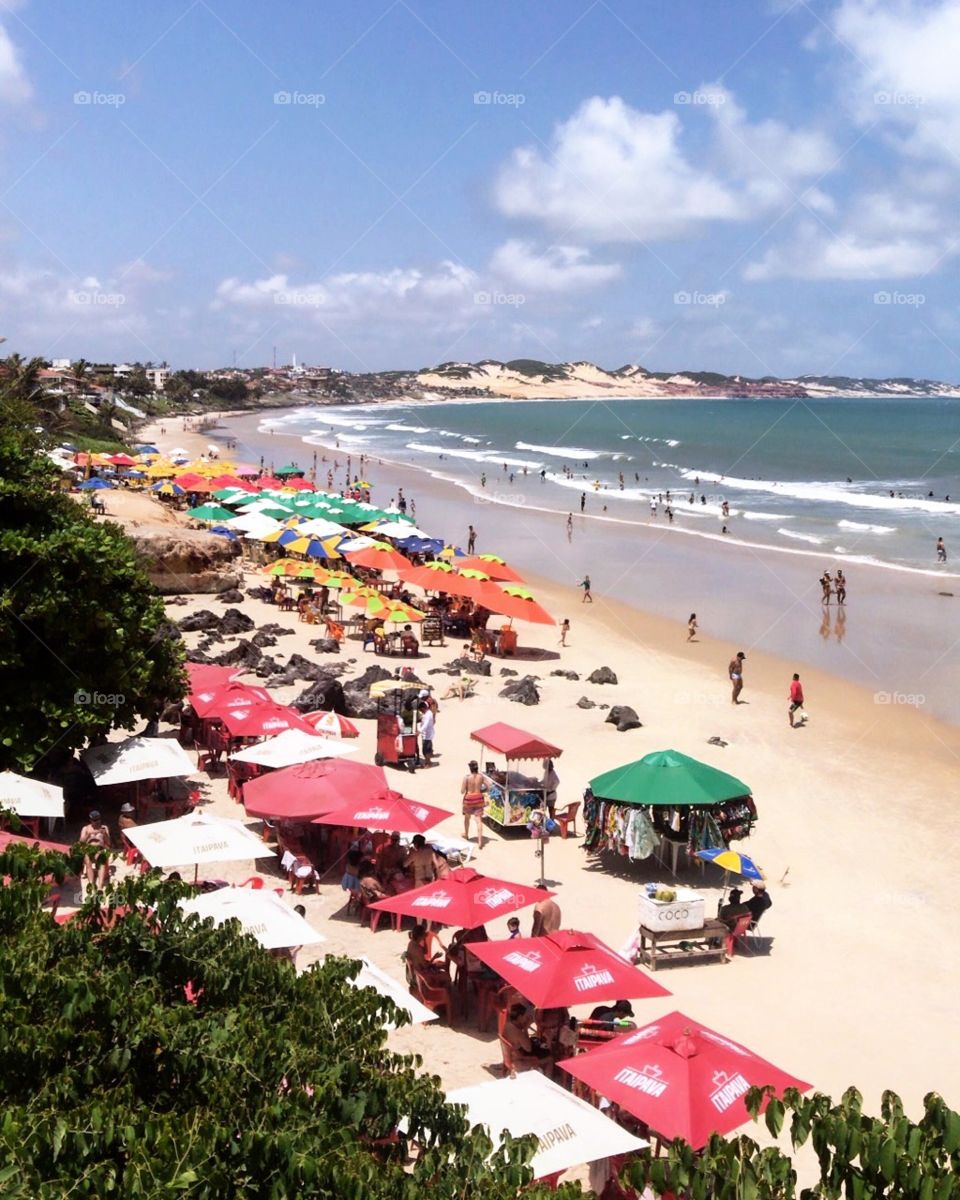 The tents come to color the beach. 