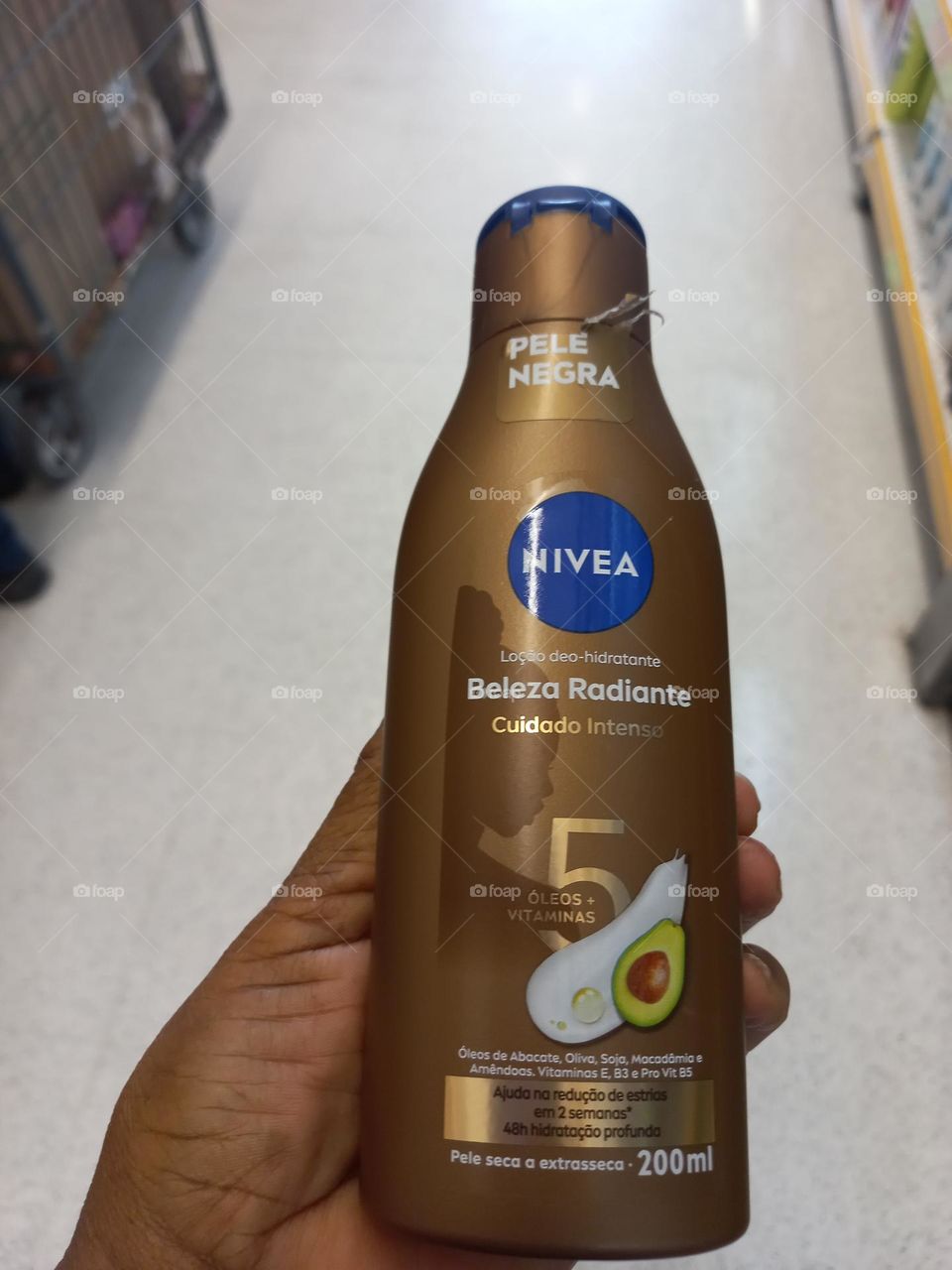 A pele negra tem mais melanina e, por isso é mais escura. Mesmo com mais resistência à exposição solar a pele negra, necessita de cuidados especiais com produtos adequados para uma boa hidratação e proteção