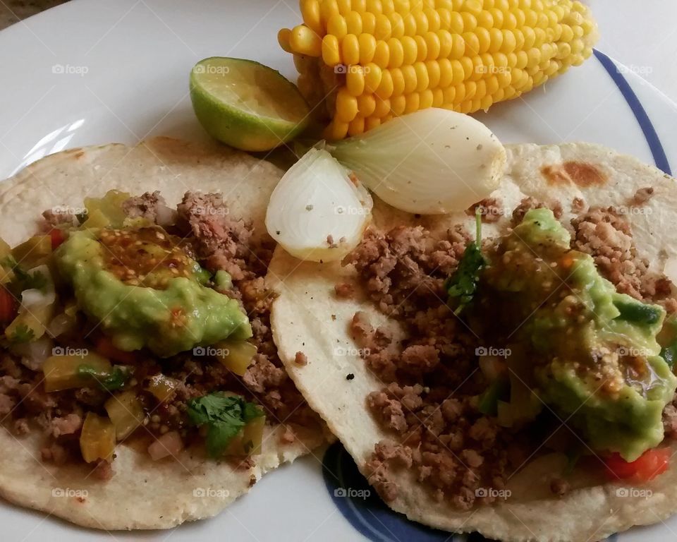 taquitos con guacamole