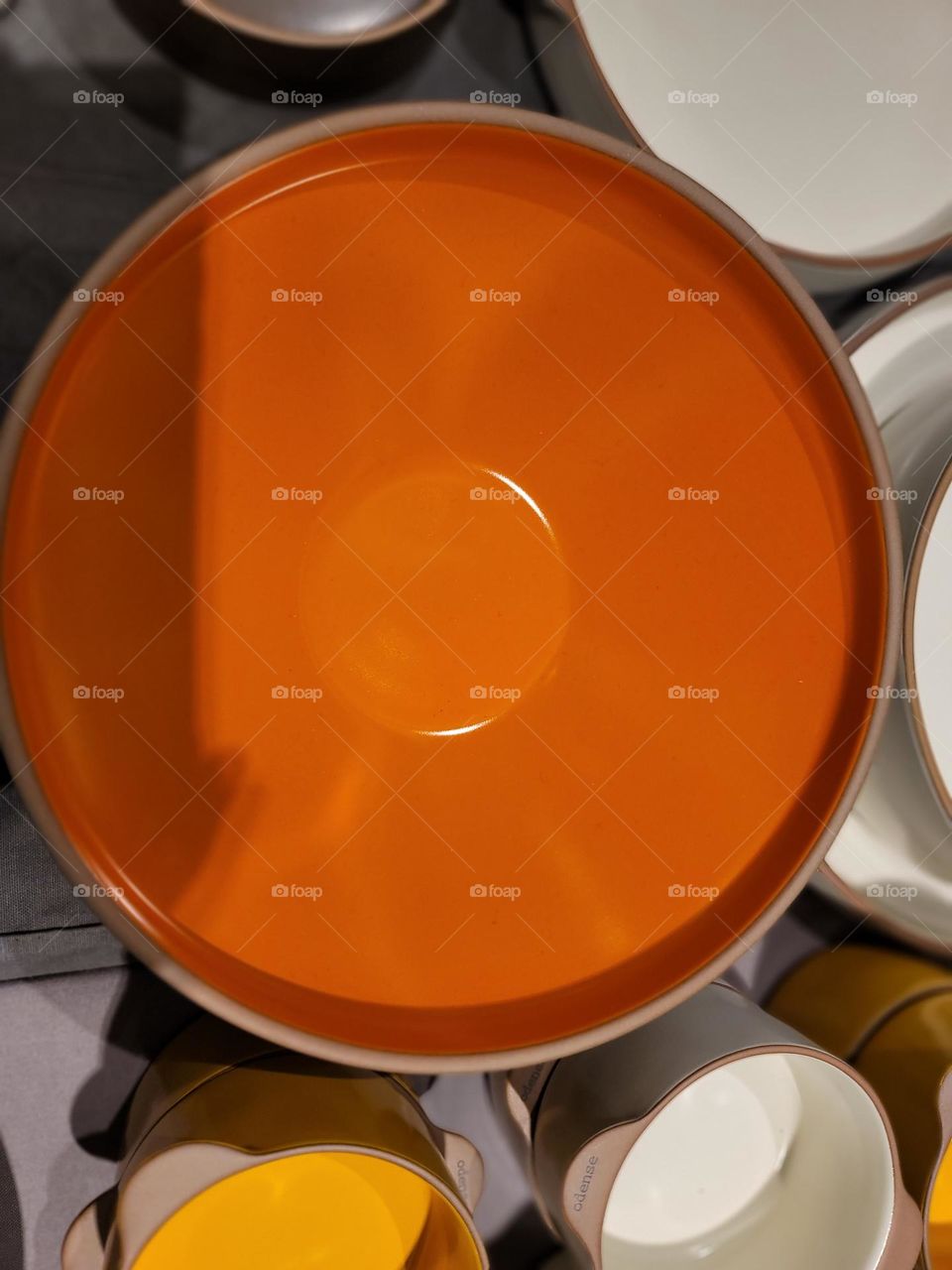 When colorful tableware encounters spring dishes, the gorgeous hues interweave, as if condensing all the vibrant colors of spring onto a small dining table.