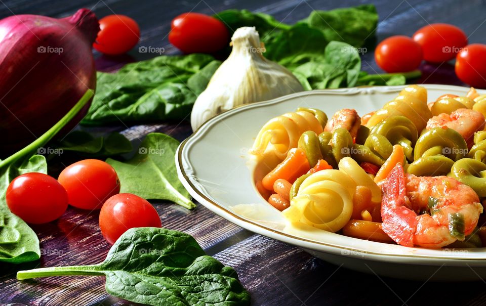 Pasta with prawns and vegetables