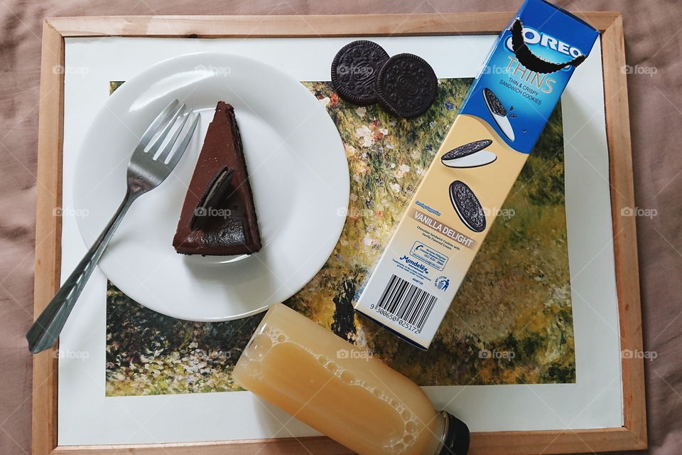 chocolate cheese cake with oreo thins.