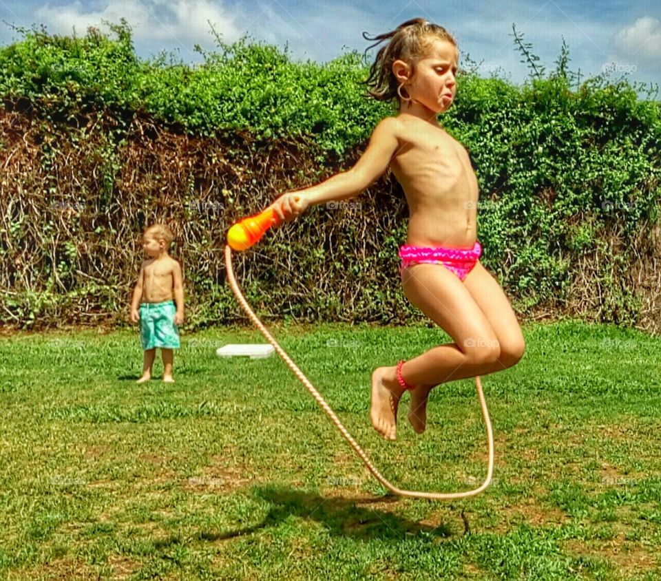 Jugando en la piscina. Jugando en la piscina un día de verano