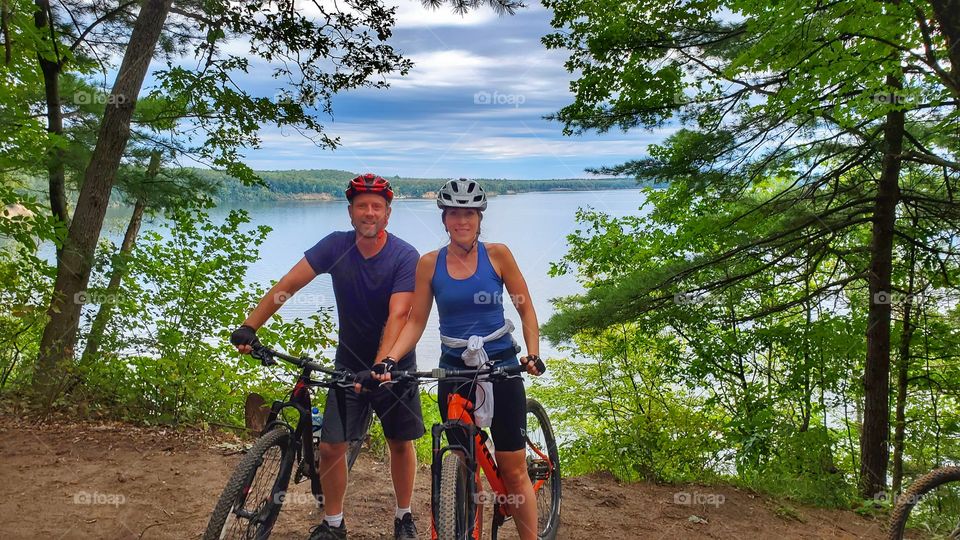 mountainbike couple