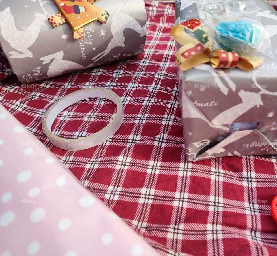 Gifts - wrapping presents