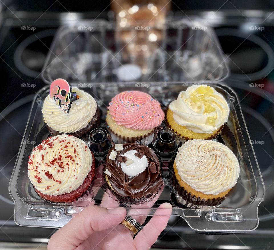 Woman holding birthday cupcakes in a tray, making birthday dinner special, Ele cupcakes in a tray, eating cupcakes for a birthday party 