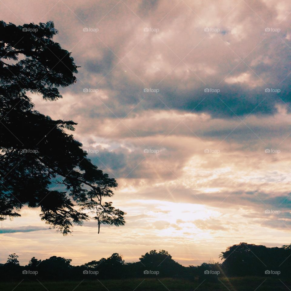 Uma paisagem da cidade de Jundiaí com nuvens bucólicas. Uau! Fotografia é nosso hobby.