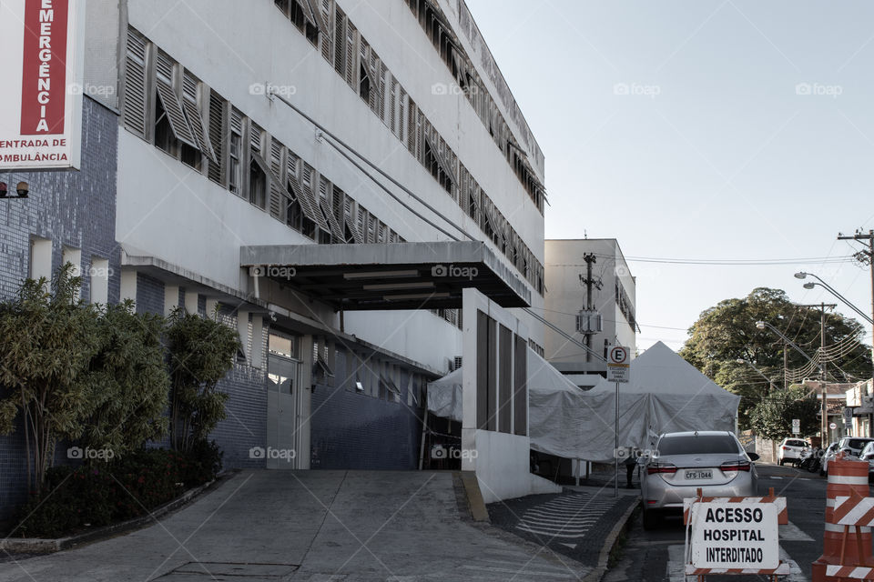 Entrada do hospital em tempos de pandemia.