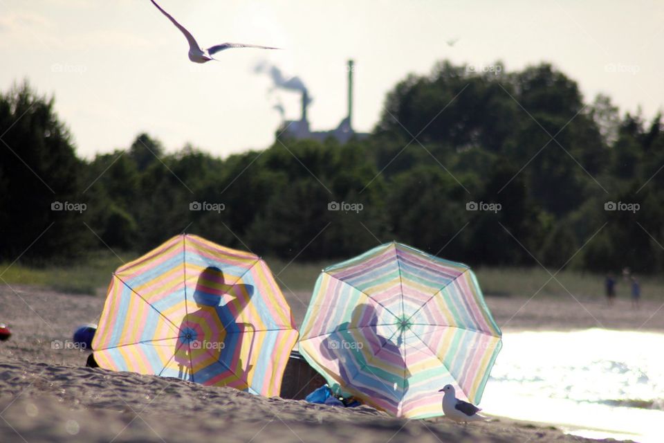 fåglar parasoll skorsten pappersbruk strand siluetter by inka51