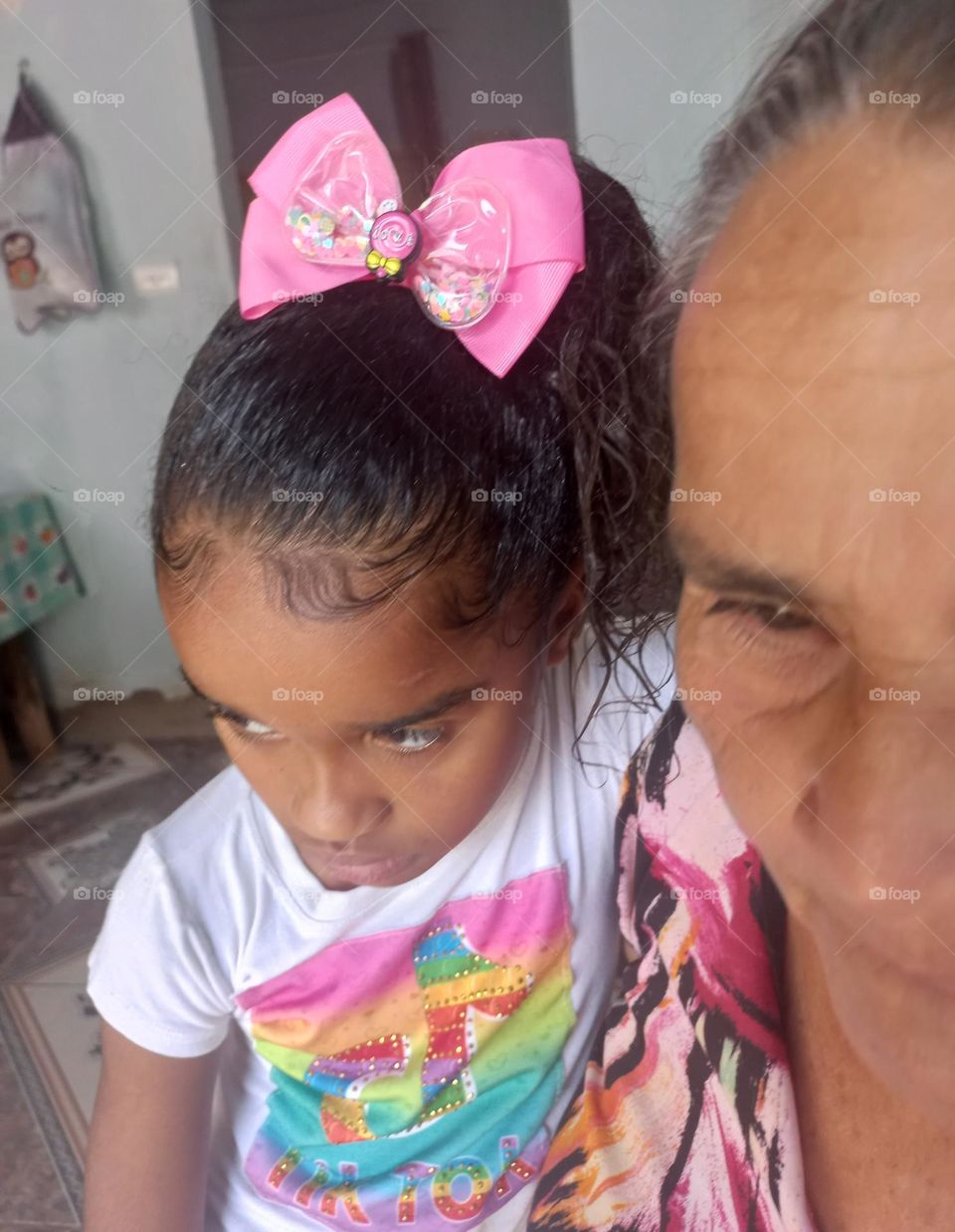 Laço de cabelo infantil: beleza, delicadeza e graciosidade.  O laço é tendência  de moda, pois transmite romantismo  e feminilidade nos looks, além  de manter os cabelos presos,  dar aquele toque todo especial no visual