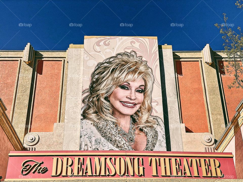 Dollywood Dreamsong Theater in the United States, Dollywood Theme Park in Tennessee USA, United States of America Dollywood, Dolly Parton in the United States, portrait of a country legend, country music in the United States of America 