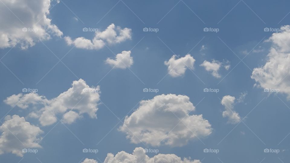 lindo céu azul com nuvens em um dia ensolarado