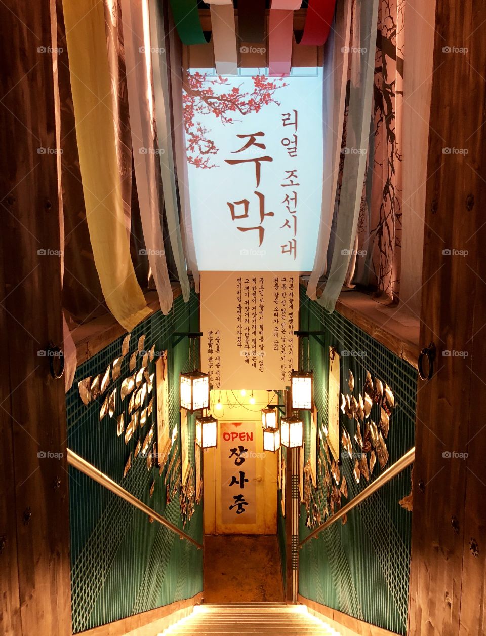 Beautiful entryway in Seoul, South Korea. There are many unusual, beautiful and original doorways since the small businesses depend on the foot traffic to bring in customers and income. Every one a surprise. 