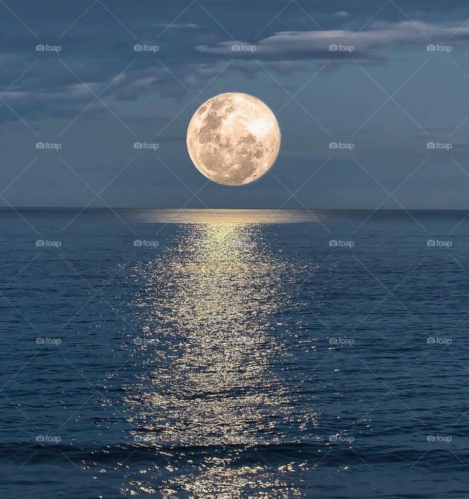 Lua cheia por cima do mar