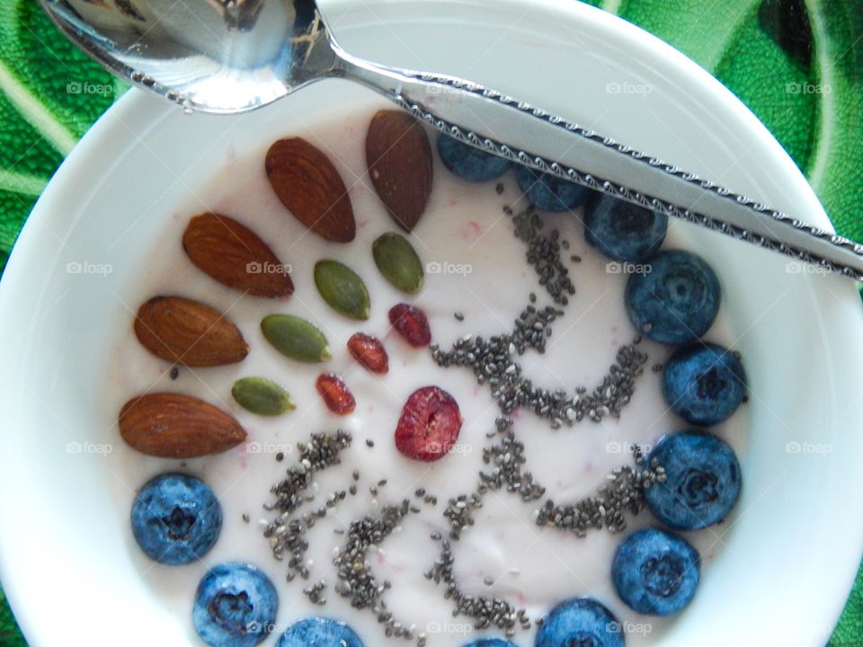 A tropical fruit smoothie bowl