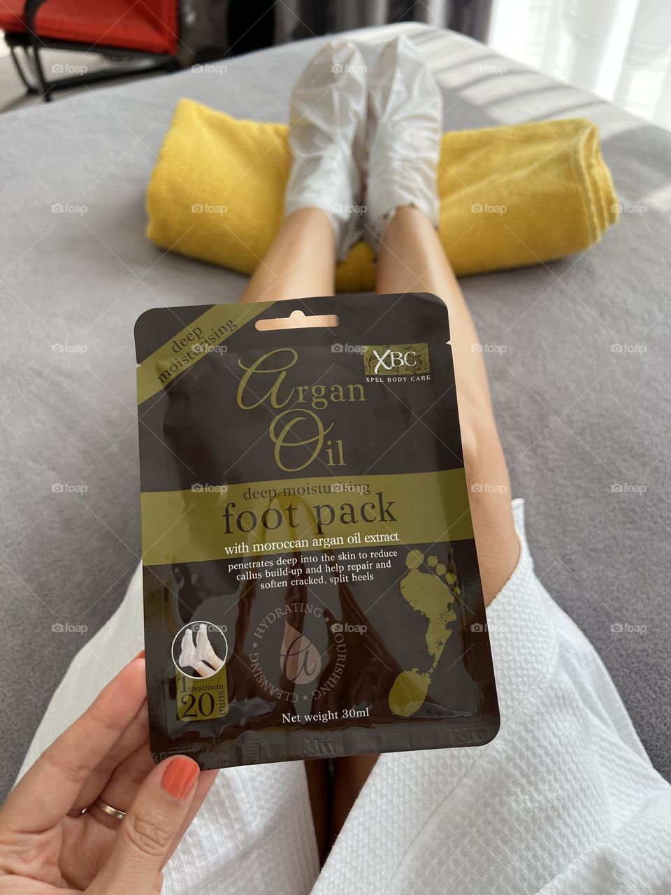 Deep moisturising Argan Oil foot pack with Moroccan argan oil extract. Penetrates deep into the skin to reduce callus buildup and help repair and soften cracked, split heels. Love this beauty product for foot home treatment .