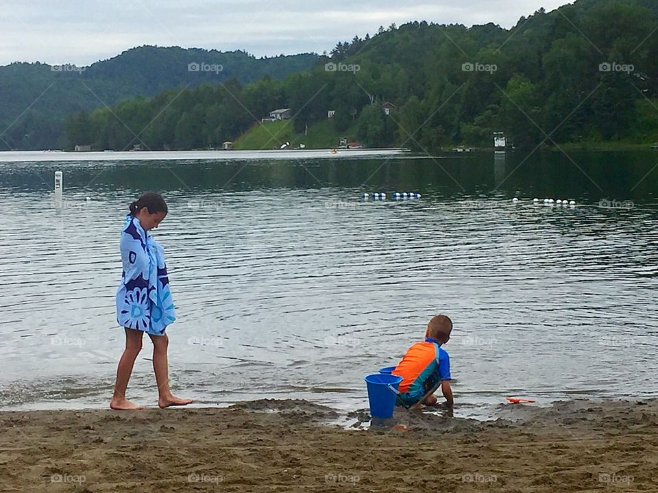 Children by the lake 