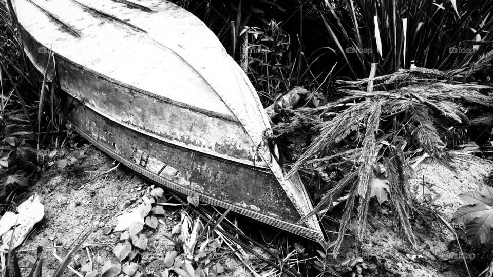 A ponta de um velho bote.