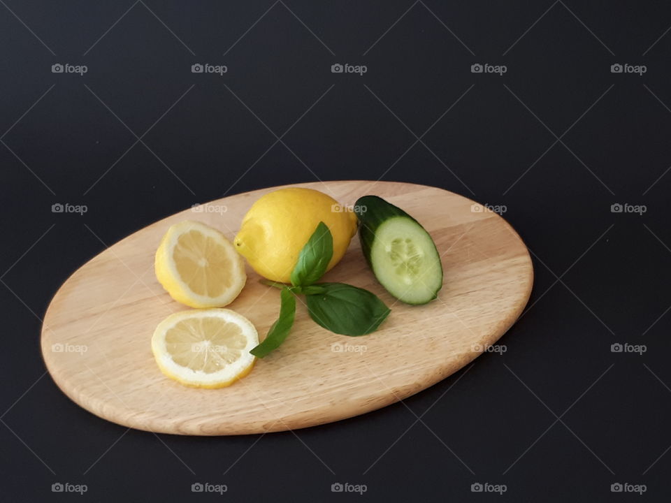 Stilleben mit Zitrone, Gurke und Basilikum