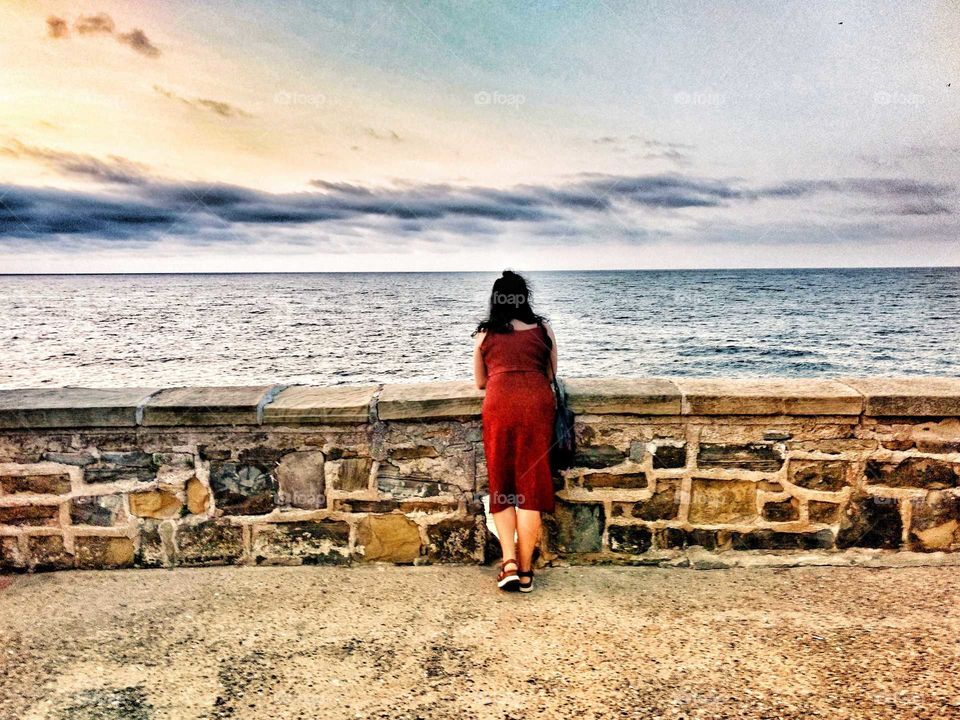 Dama mirando al mar.