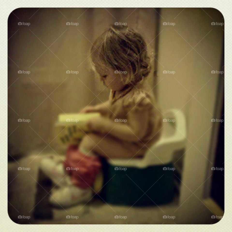 reading on the potty