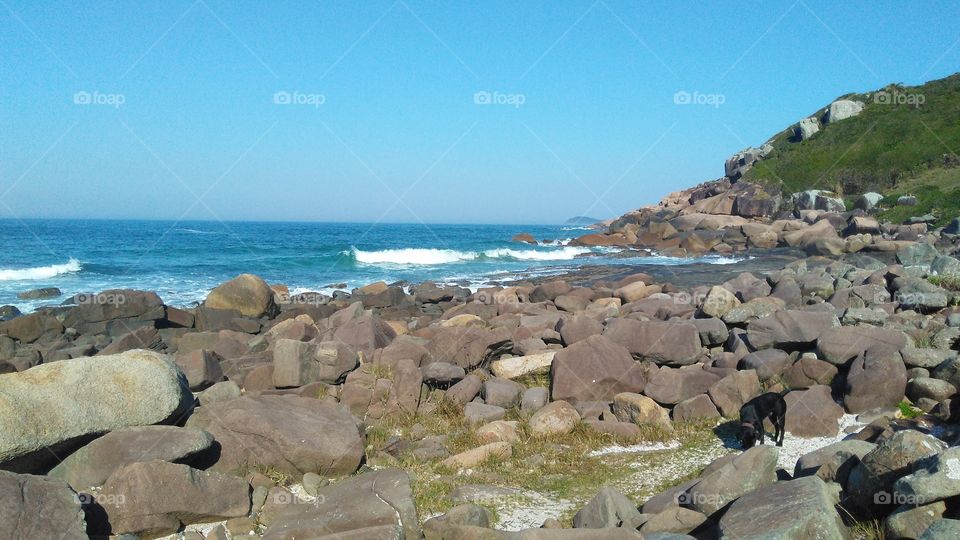 pedras, céu e mar