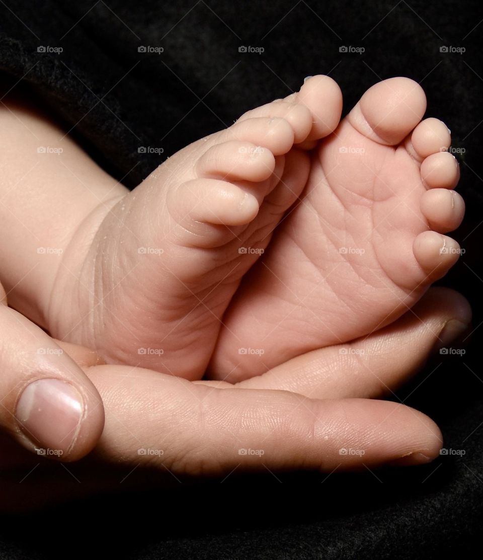 Mother holding baby’s feet