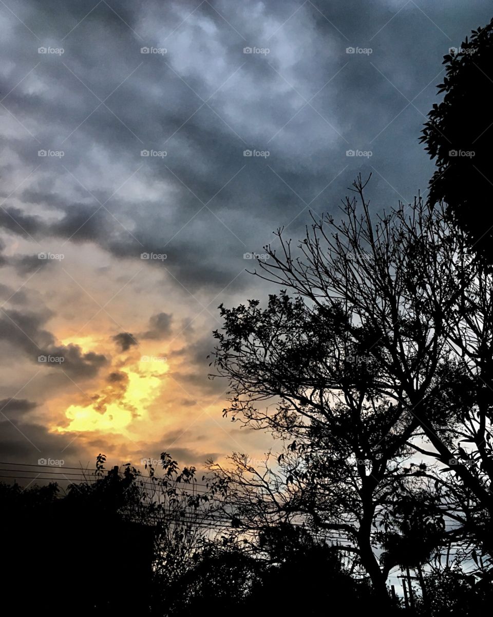 Nossos únicos 5 minutos de #sol nesta #segunda-feira, na pausa do #temporal para a #chuva moderada. As #nuvens foram um espetáculo à parte!
 ☁️☀️📸
#fotografia #paisagem #natureza #inspiration #hobby #mobgrafia #landscapes #morning