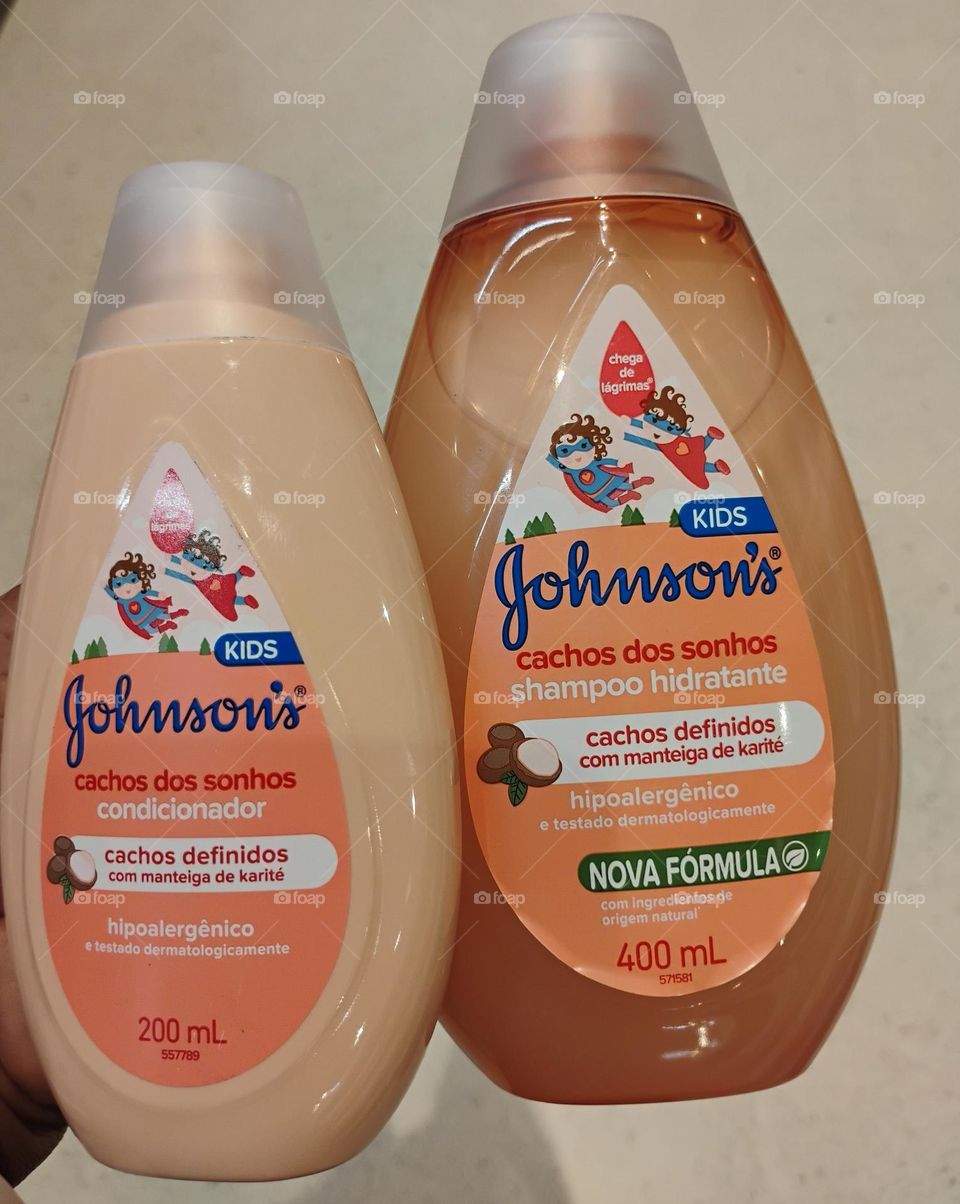 Cabelos alinhados, brilhantes,  macios, perfumados,  cachos definidos e  saudáveis. Use o shampoo hidratante e condicionador JOHNSONS KIDS , cachos dos sonhos com Manteiga de Karité, com ingredientes de origem natural e tenha os cachos dos  sonhos