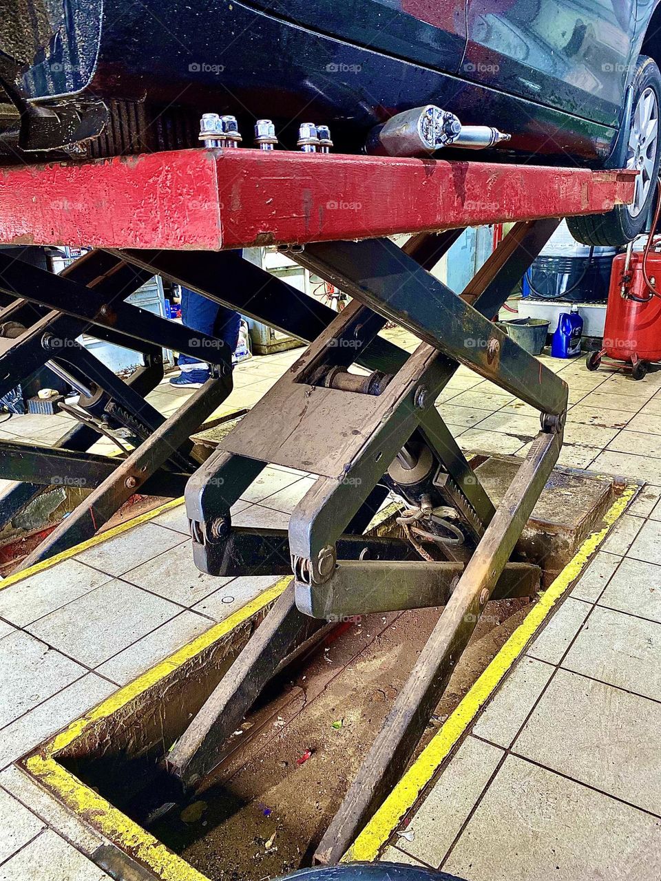 #lift #vehicle
#metal #mechanism
# pit #