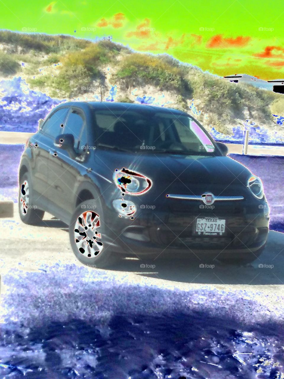 Neon Fiat 500x At Beach
